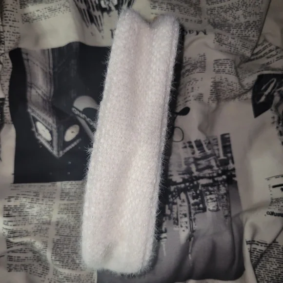 CHANEL White Textured Pouch with Gold Accent - Picture 3 of 8